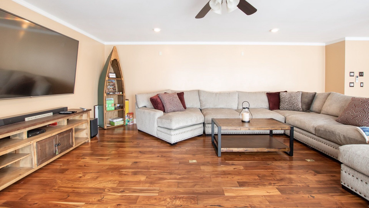 Photo of Livingroom in Cayuga