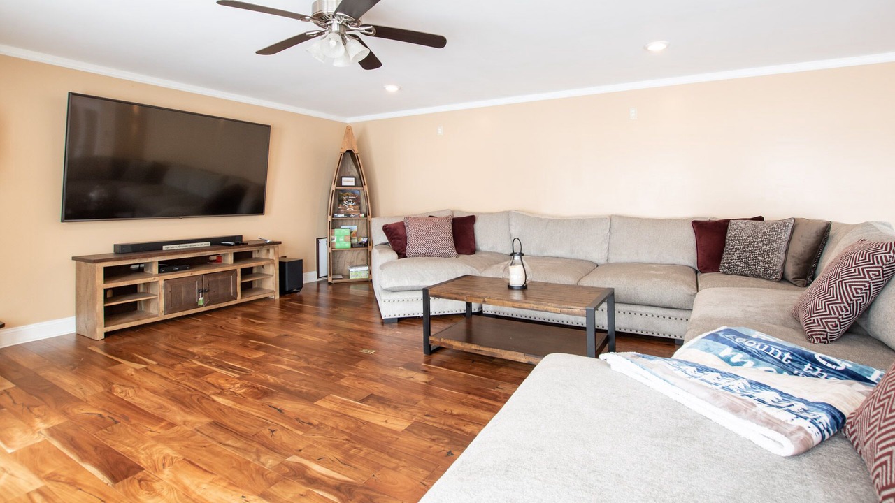 Photo of Livingroom in Cayuga