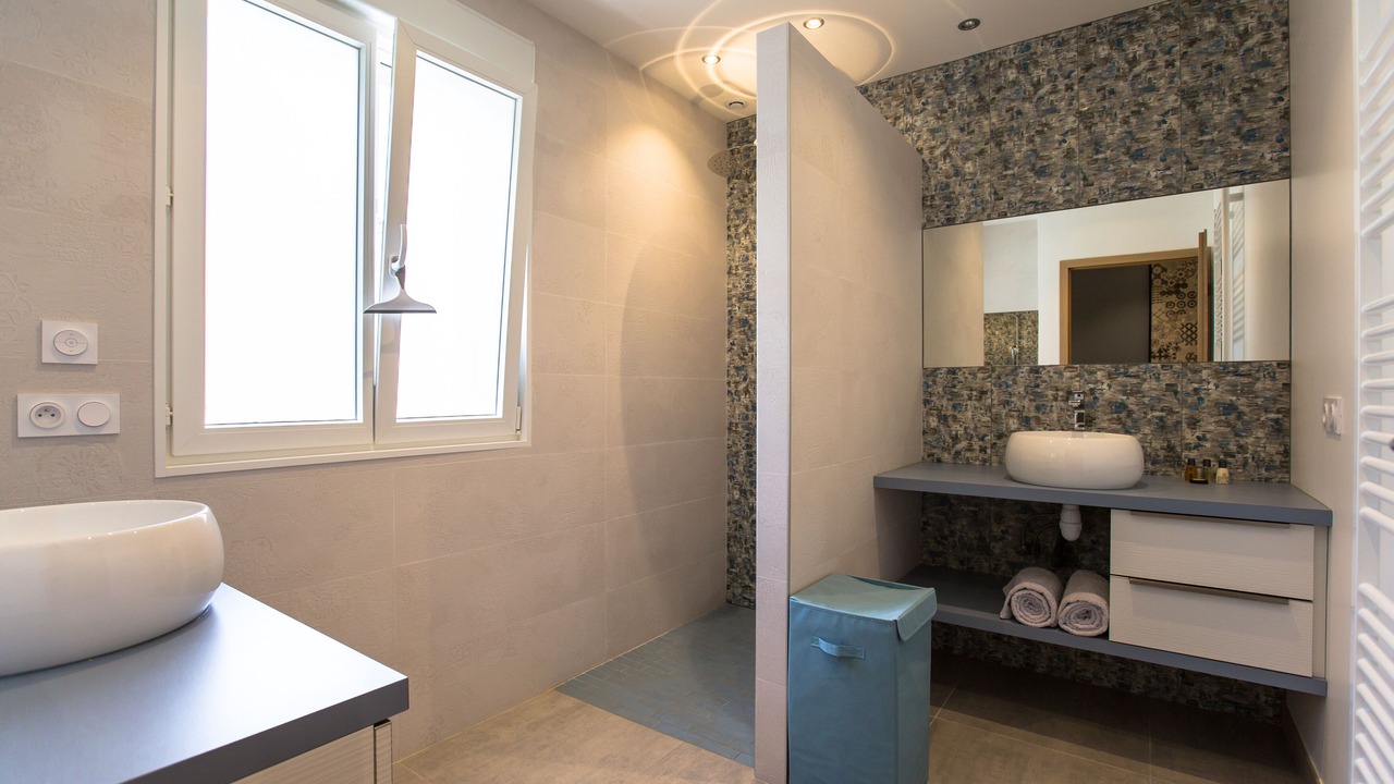 Photo of Bathroom in Saint Alban Auriolles