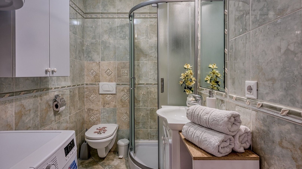 Photo of Bathroom in Tar
