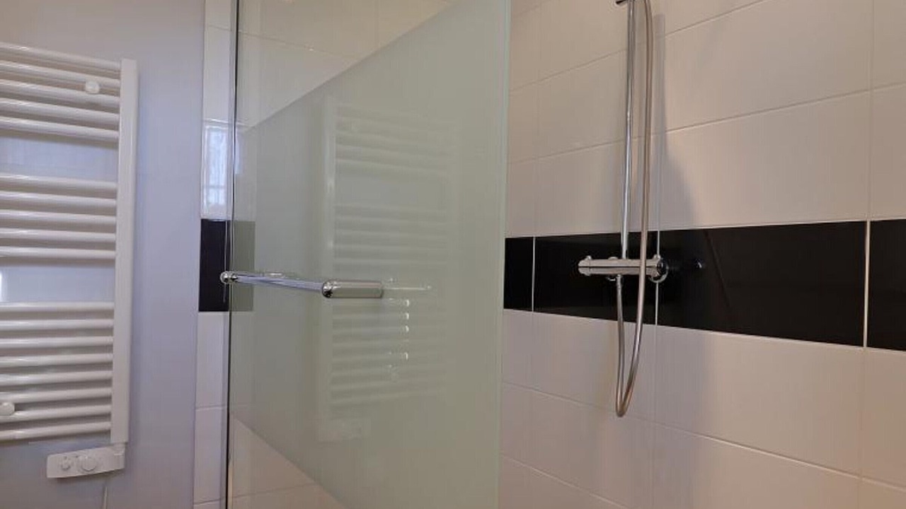 Photo of Bathroom in Menil-Gondouin