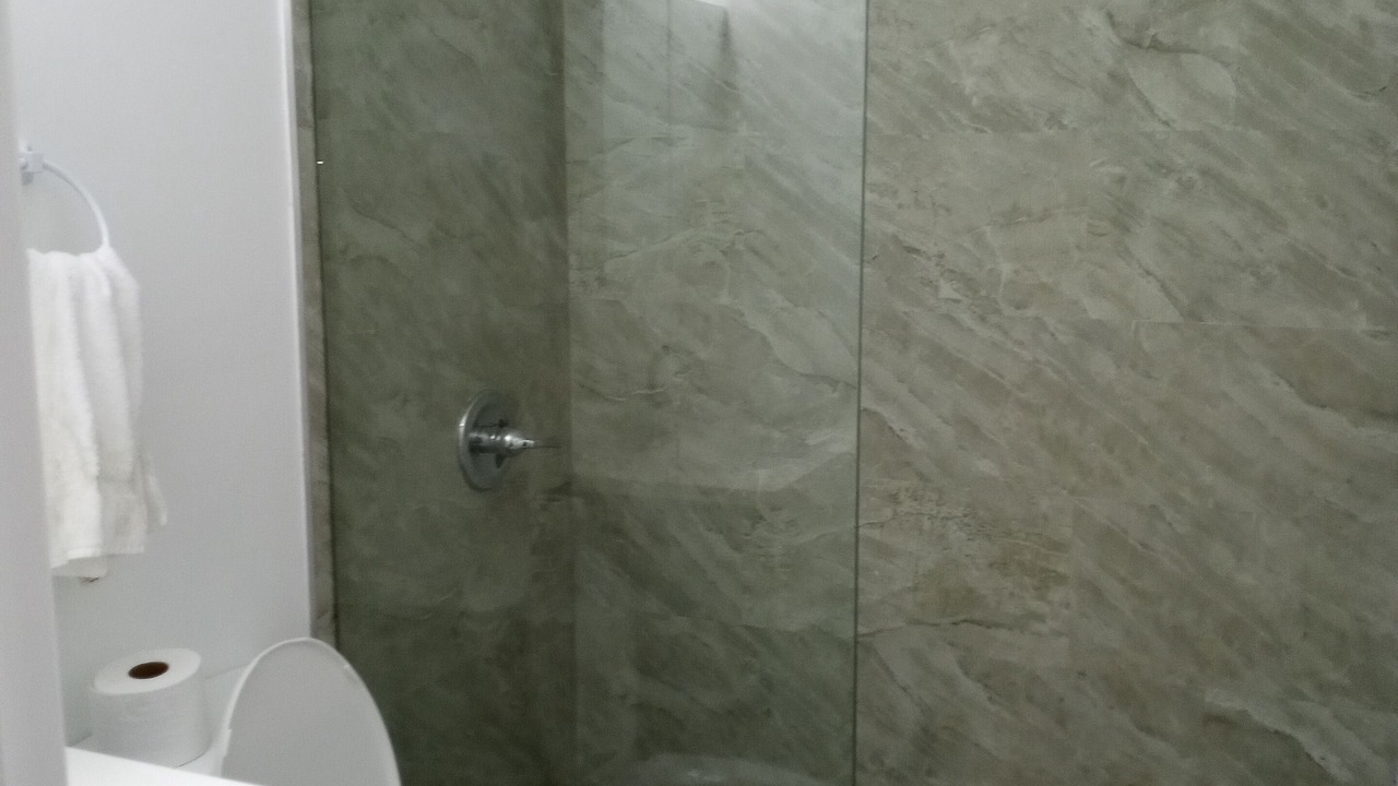Photo of Bathroom in Central Oakland Park