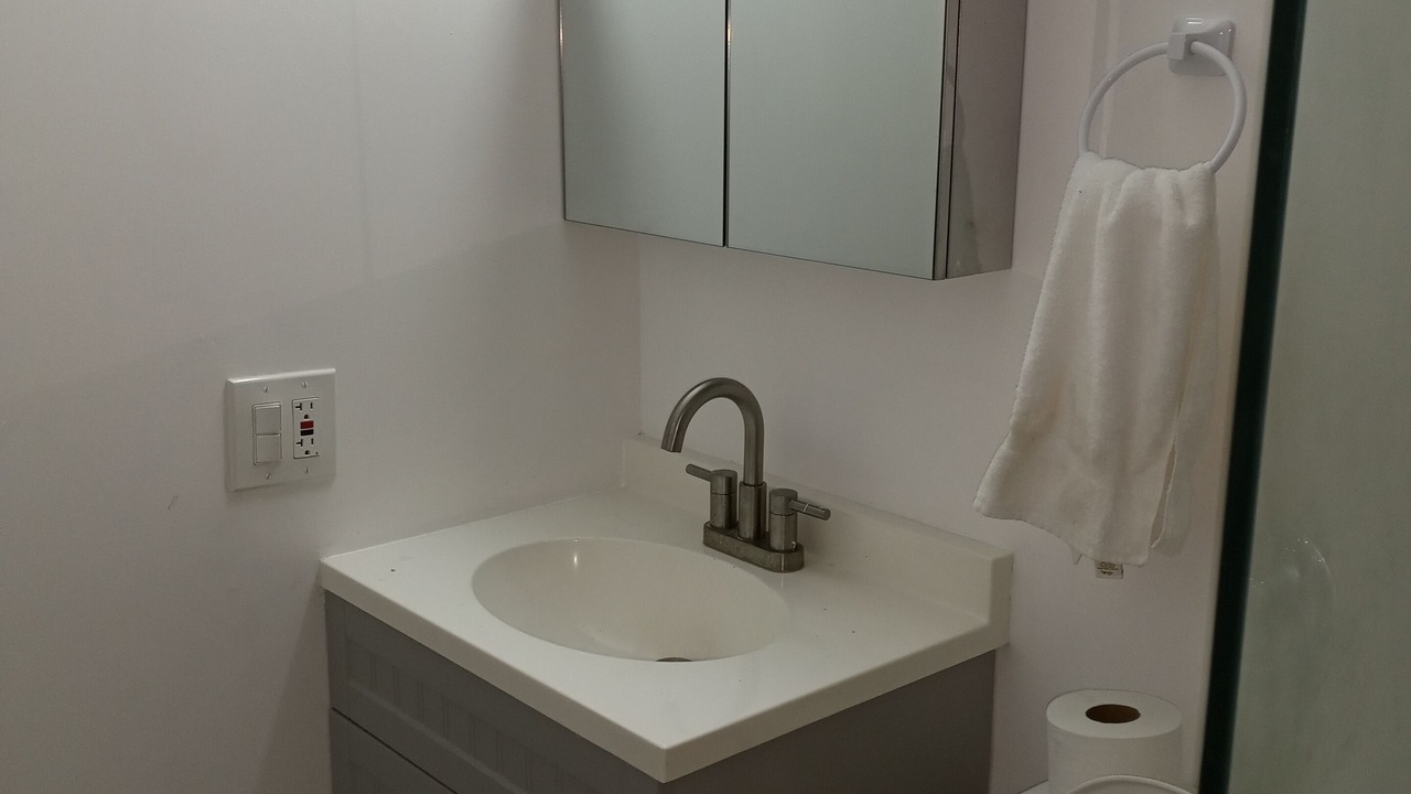Photo of Bathroom in Central Oakland Park