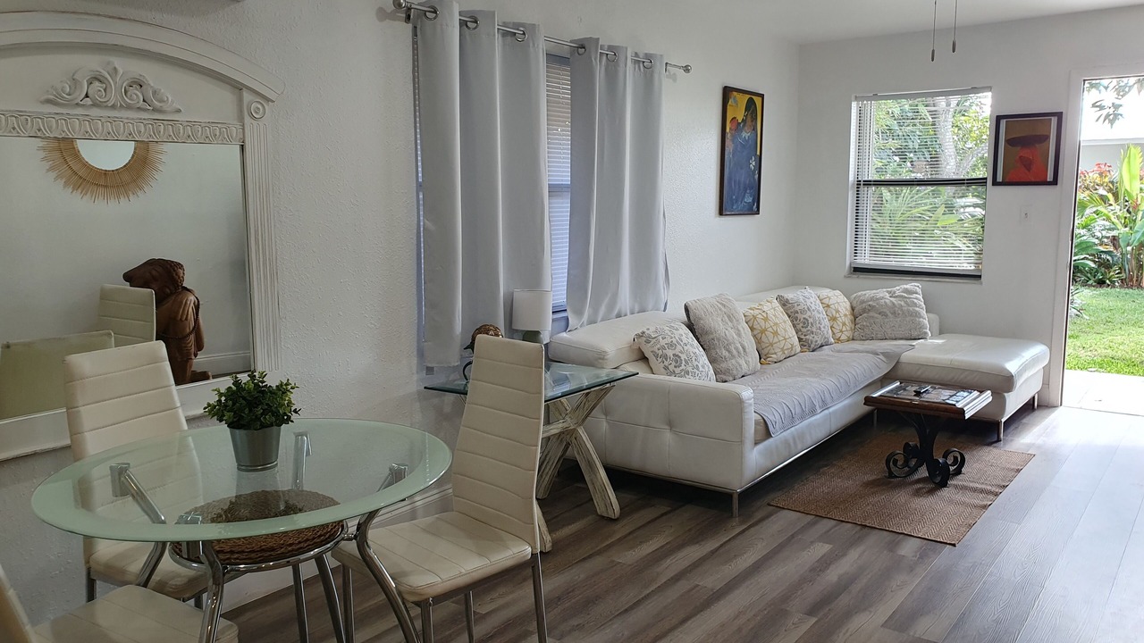 Photo of Livingroom in Central Oakland Park