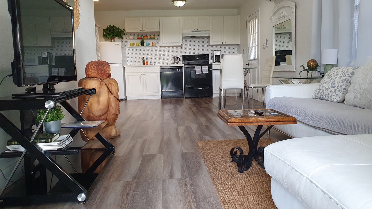 Photo of Livingroom in Central Oakland Park