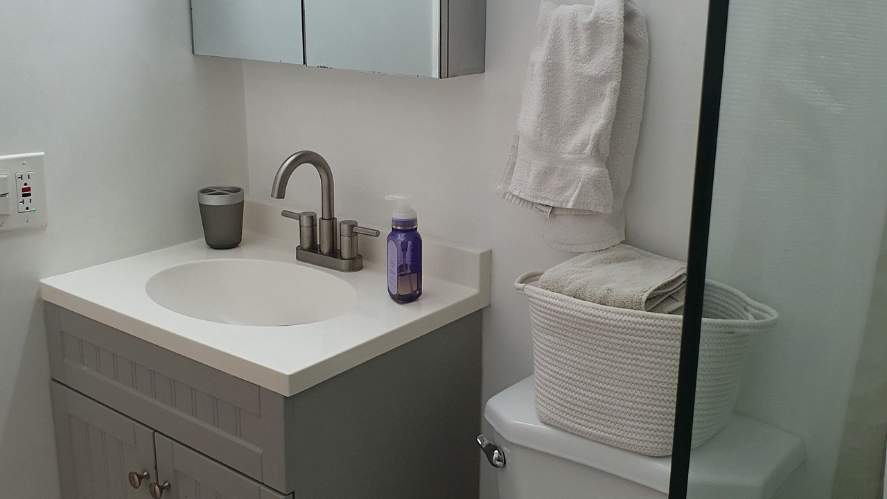 Photo of Bathroom in Central Oakland Park