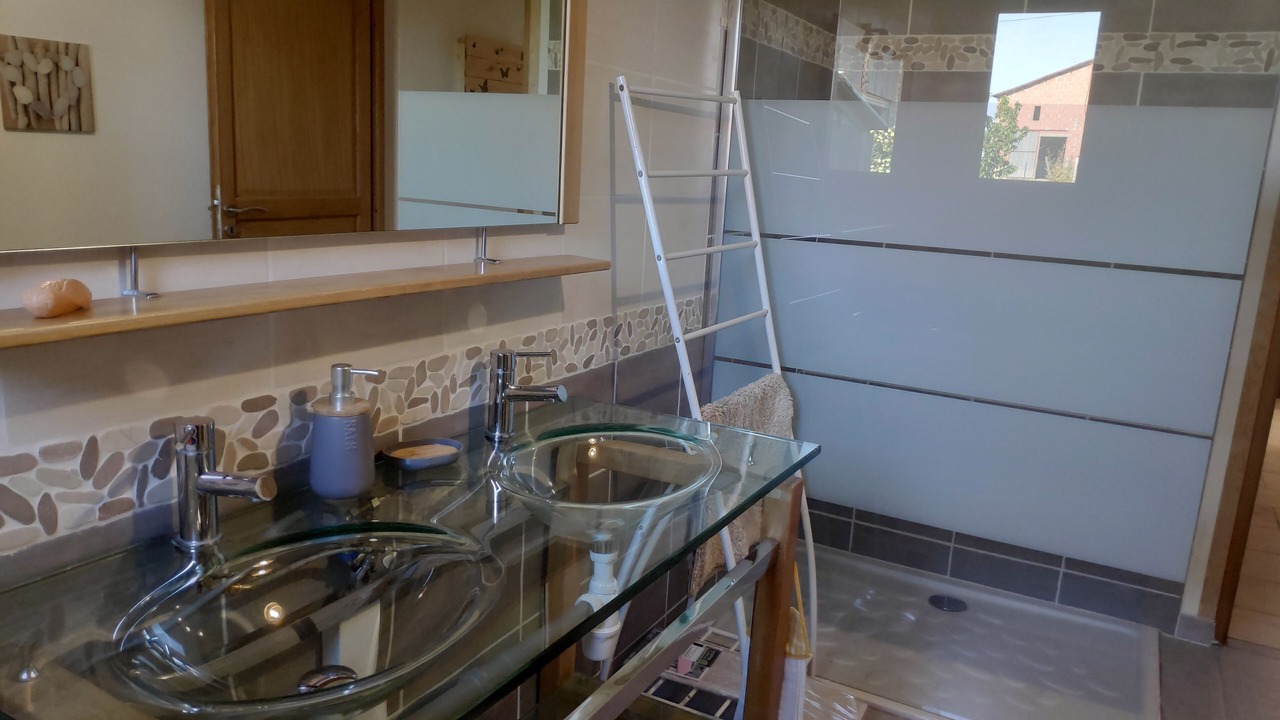 Photo of Bathroom in Le Cause