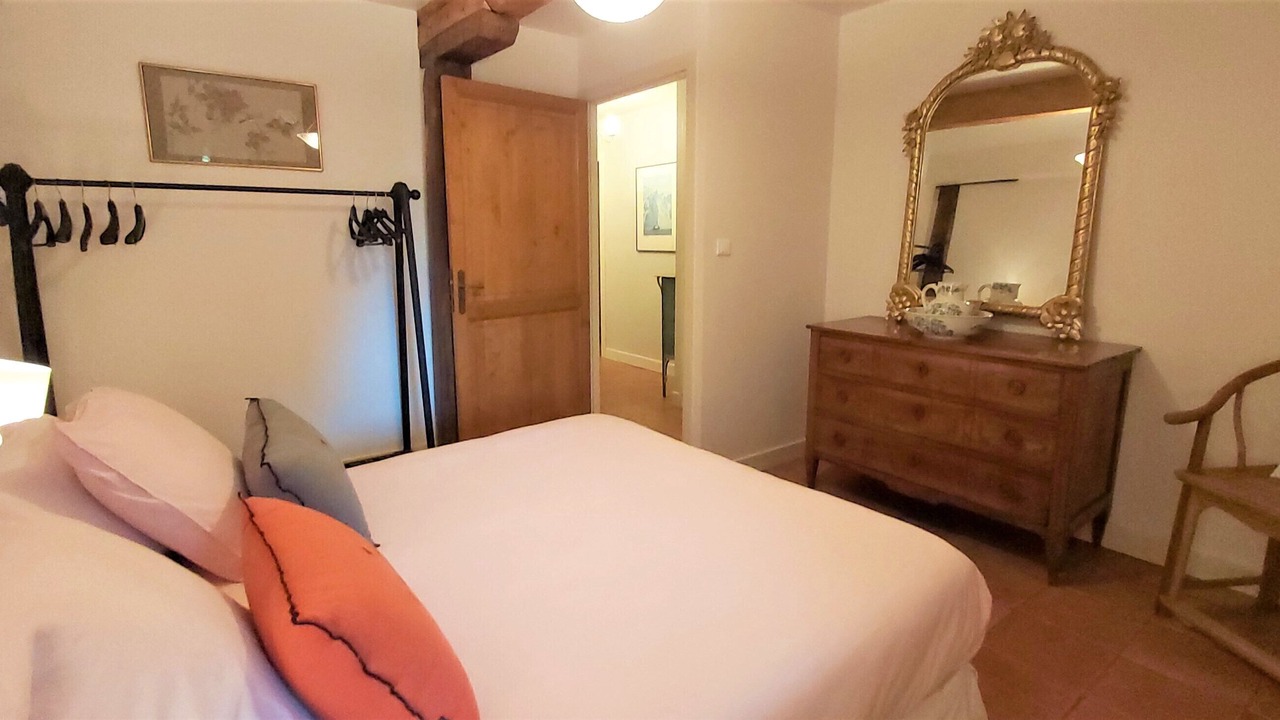 Photo of Bedroom in Monjoi
