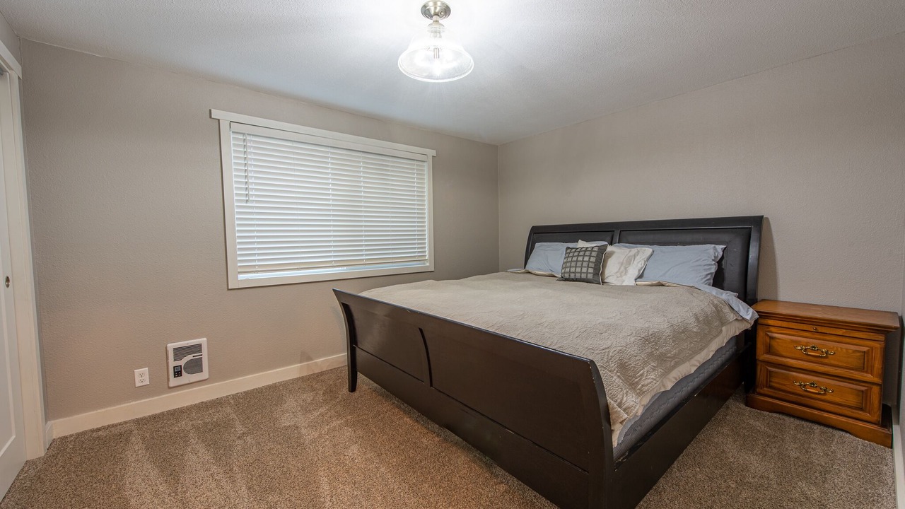 Photo of Bedroom in Reedsport