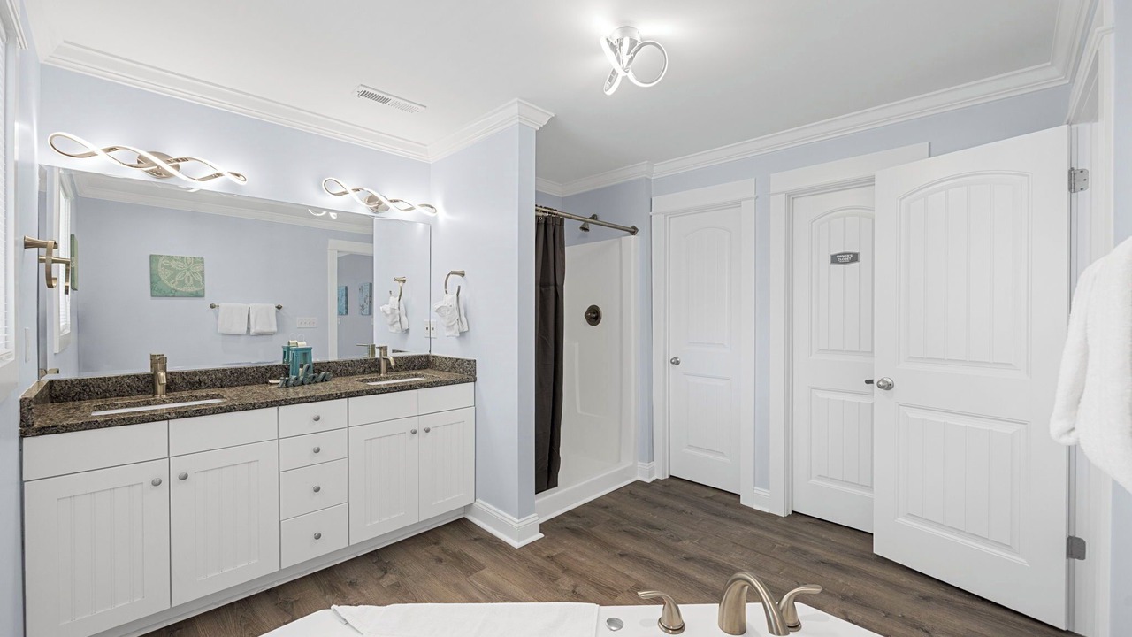 Photo of Bathroom in Garden City