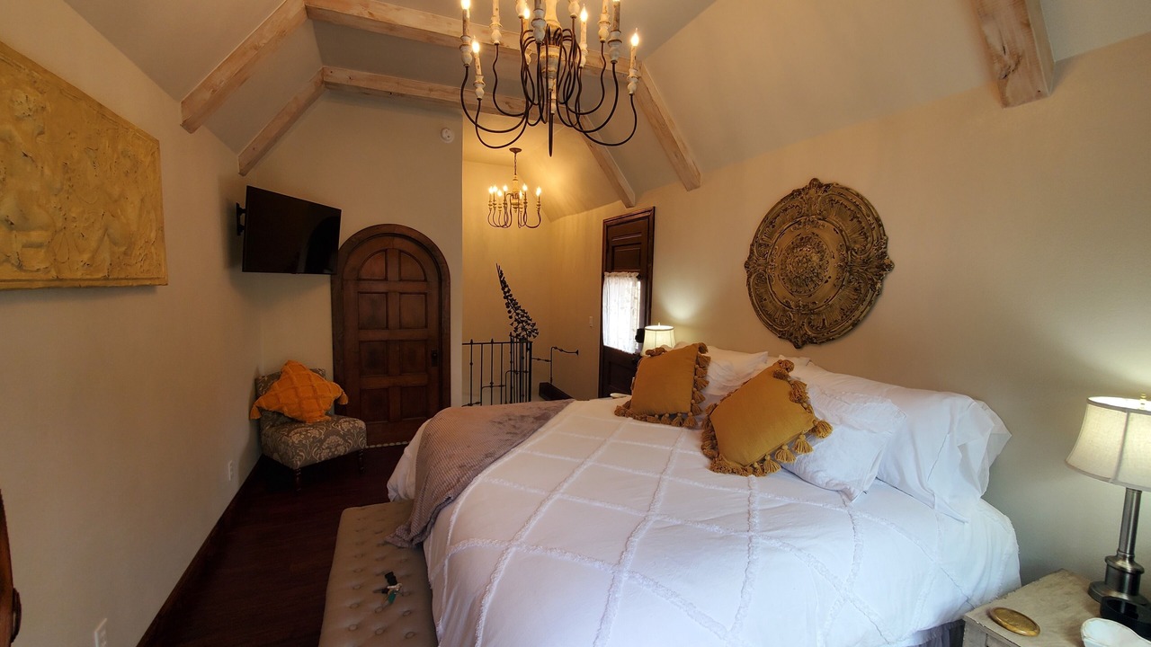 Photo of Bedroom in Eureka Springs Historic District