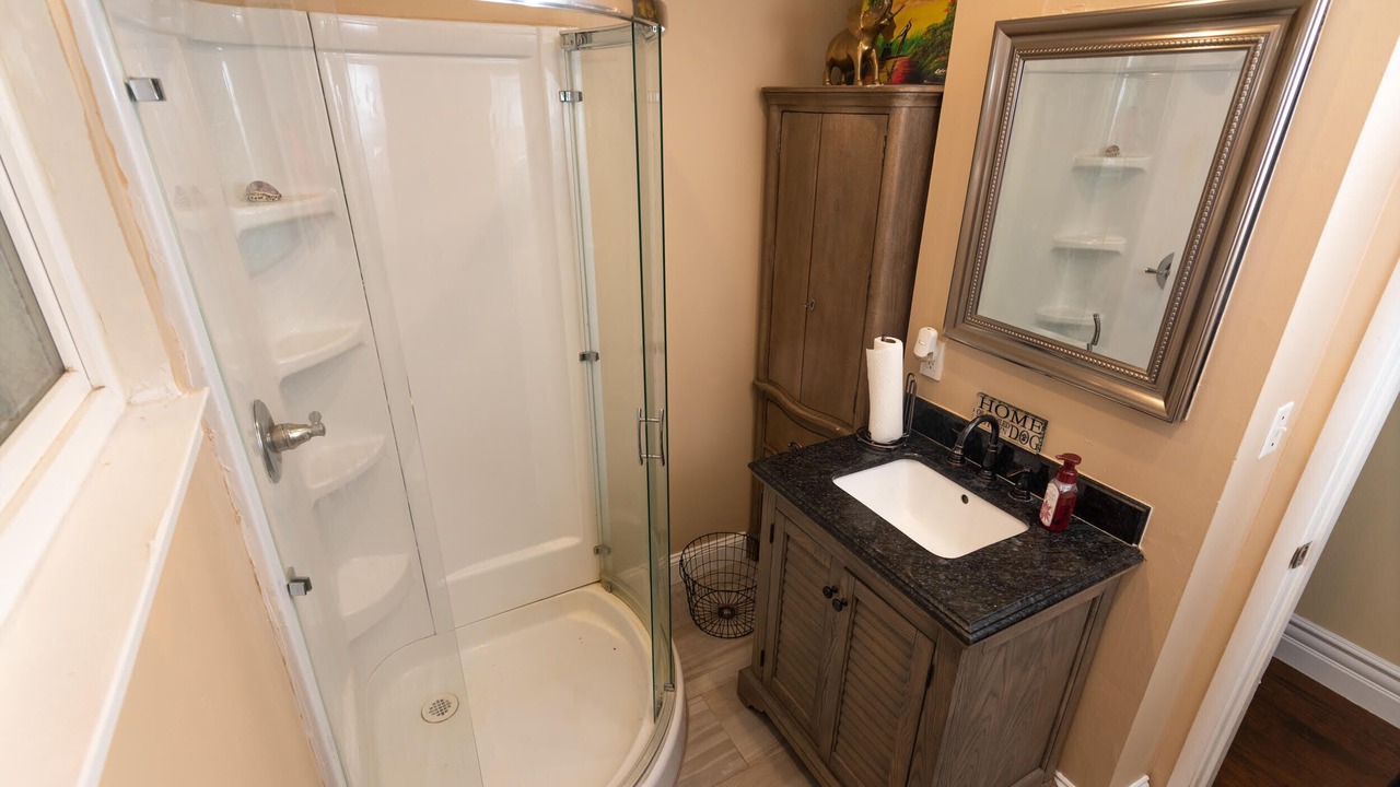 Photo of Bathroom in Hood