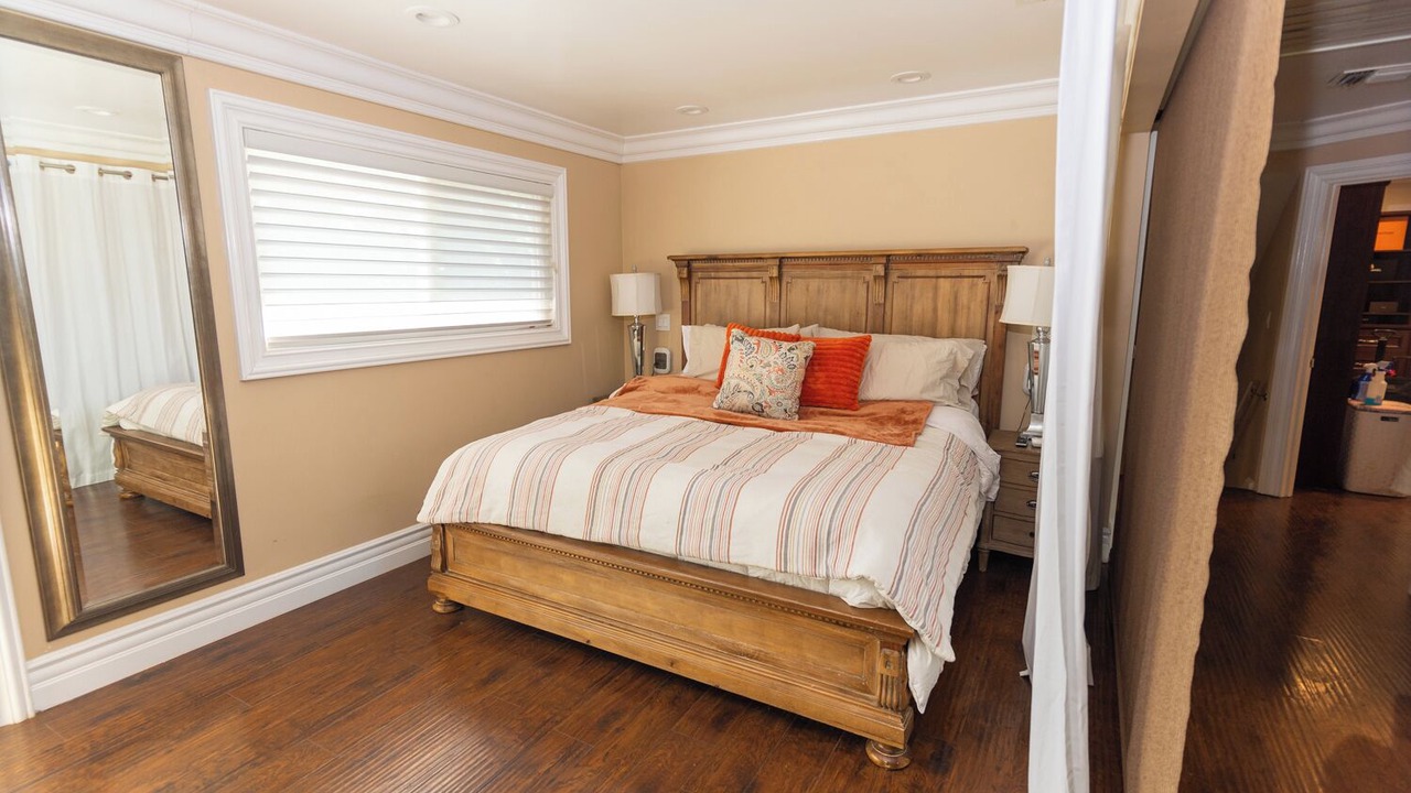 Photo of Bedroom in Hood