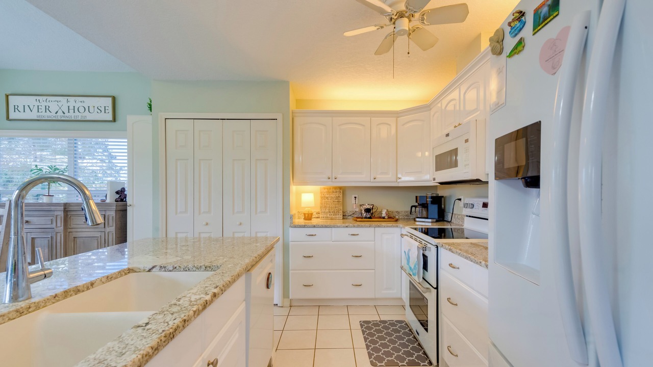 Photo of Kitchen in Weeki Wachee Gardens