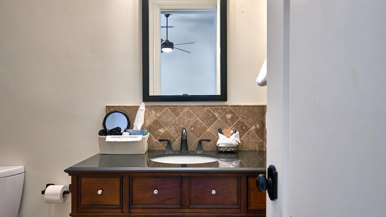 Photo of Bathroom in The Movie Colony