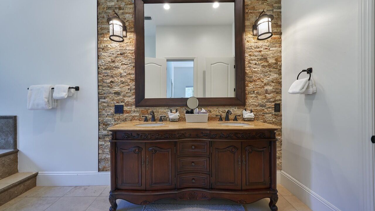 Photo of Bathroom in The Movie Colony