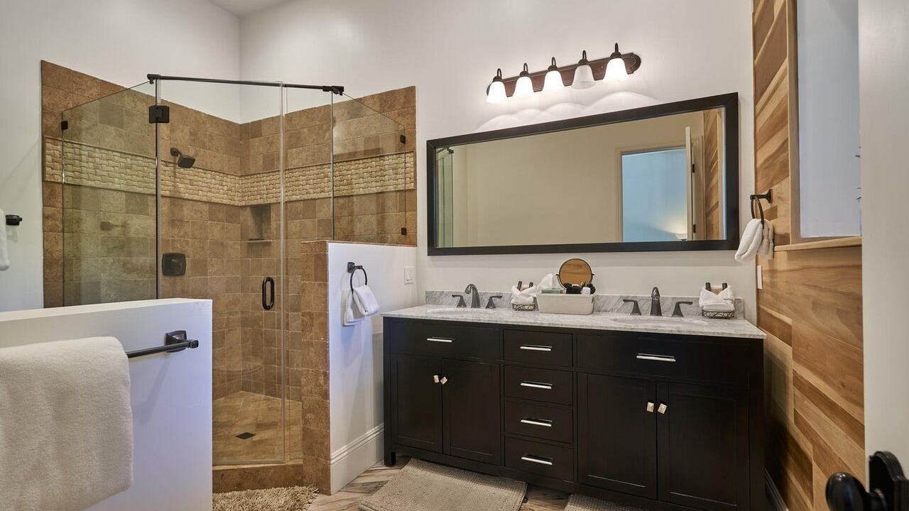 Photo of Bathroom in The Movie Colony