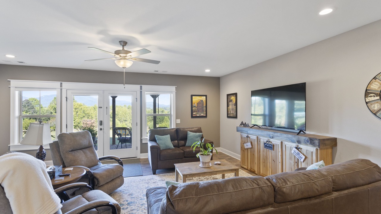 Photo of Livingroom in Landrum