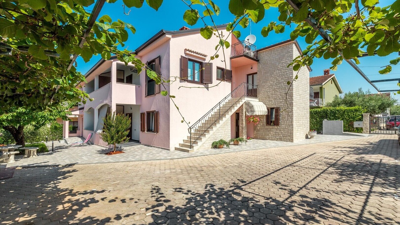 Photo of Outdoor in Spadici
