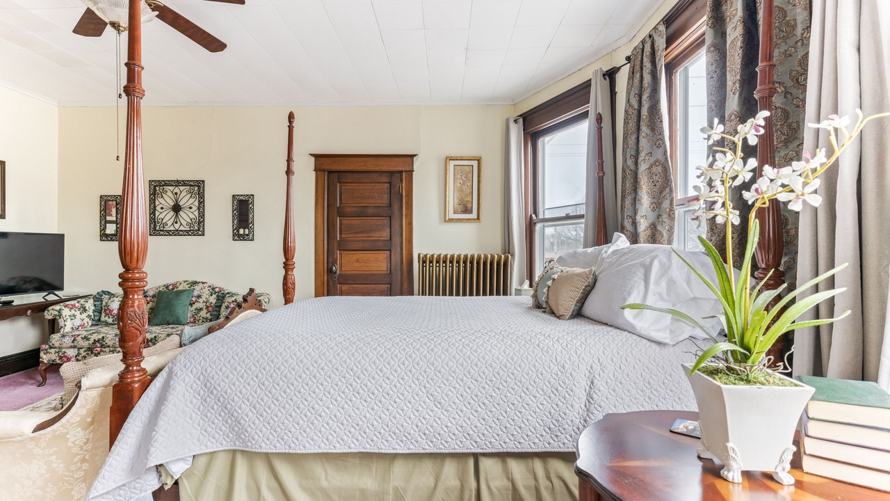 Photo of Bedroom in Carlinville