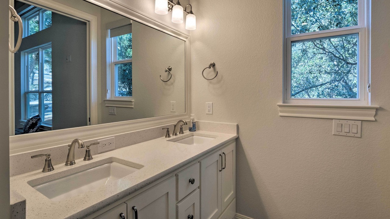 Photo of Bathroom in Point Venture
