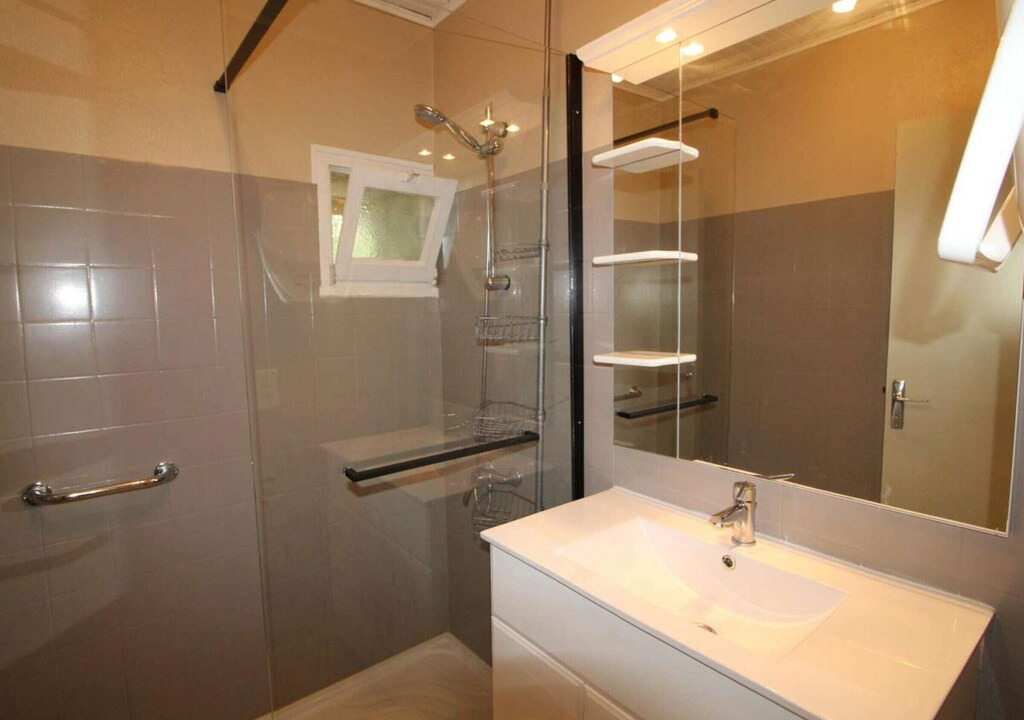 Photo of Bathroom in Saint Alban Auriolles