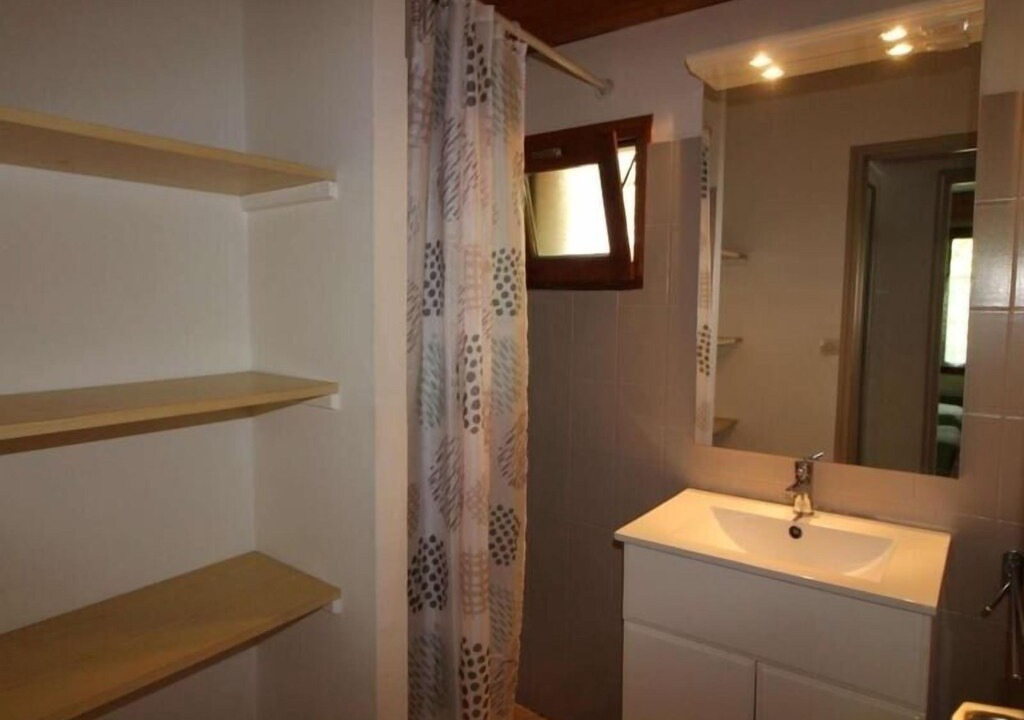 Photo of Bathroom in Saint Alban Auriolles