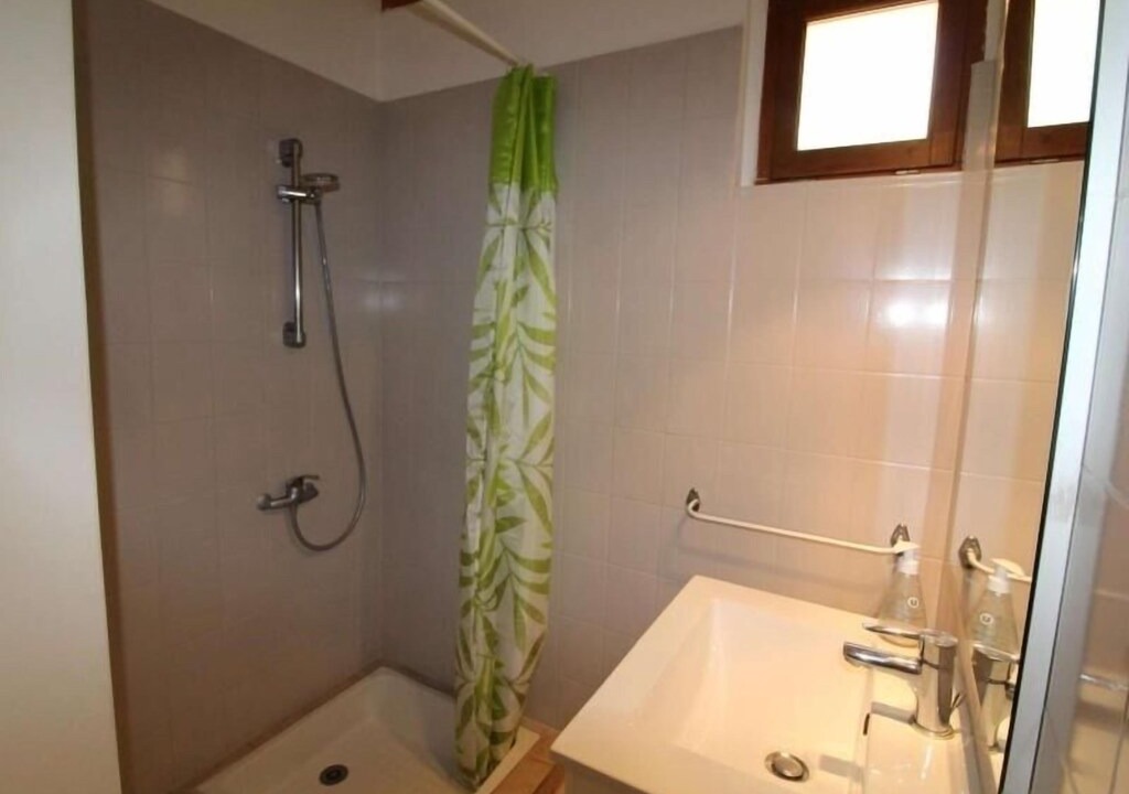 Photo of Bathroom in Saint Alban Auriolles