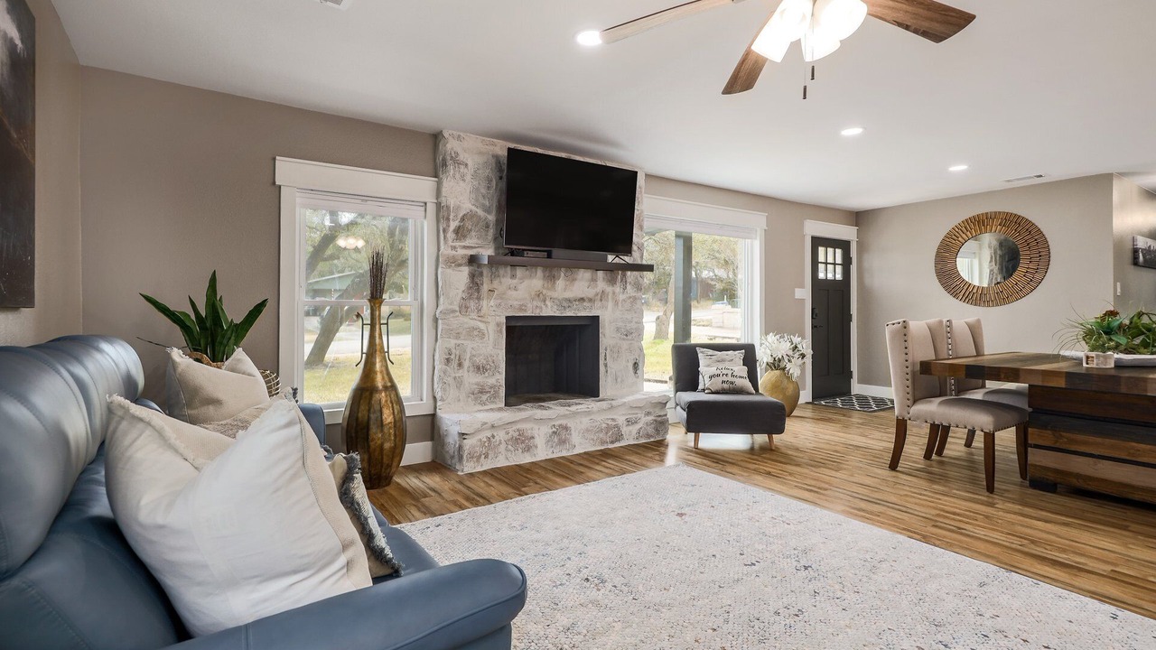 Photo of Livingroom in West Oak Hill