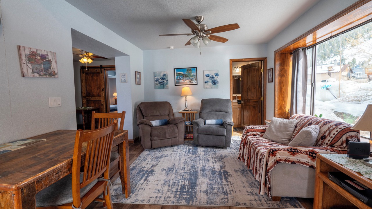 Photo of Livingroom in June Lake