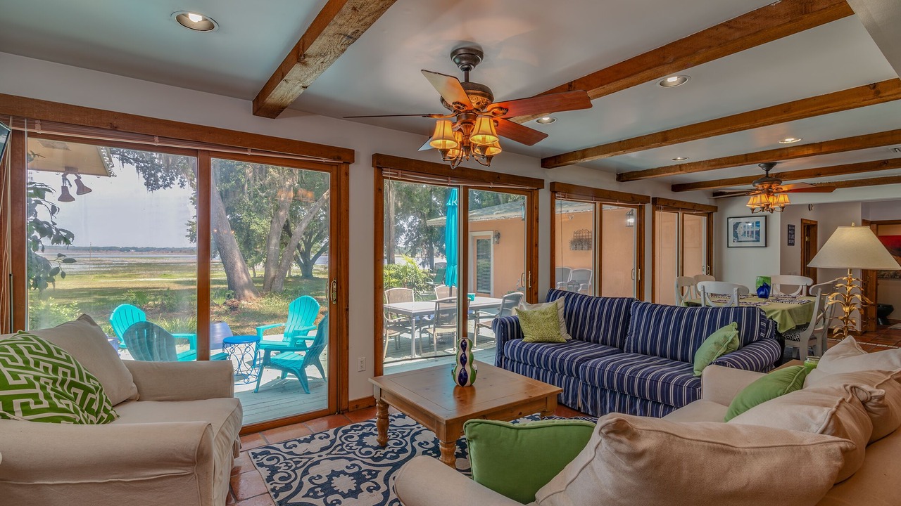 Photo of Livingroom in Putnam Hall