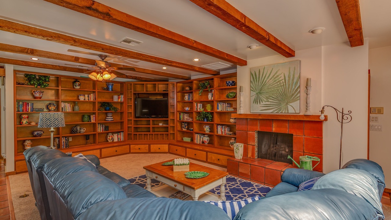 Photo of Livingroom in Putnam Hall
