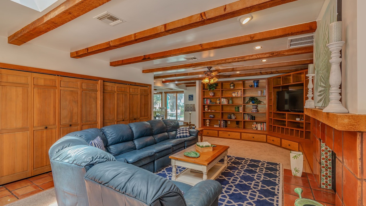 Photo of Livingroom in Putnam Hall