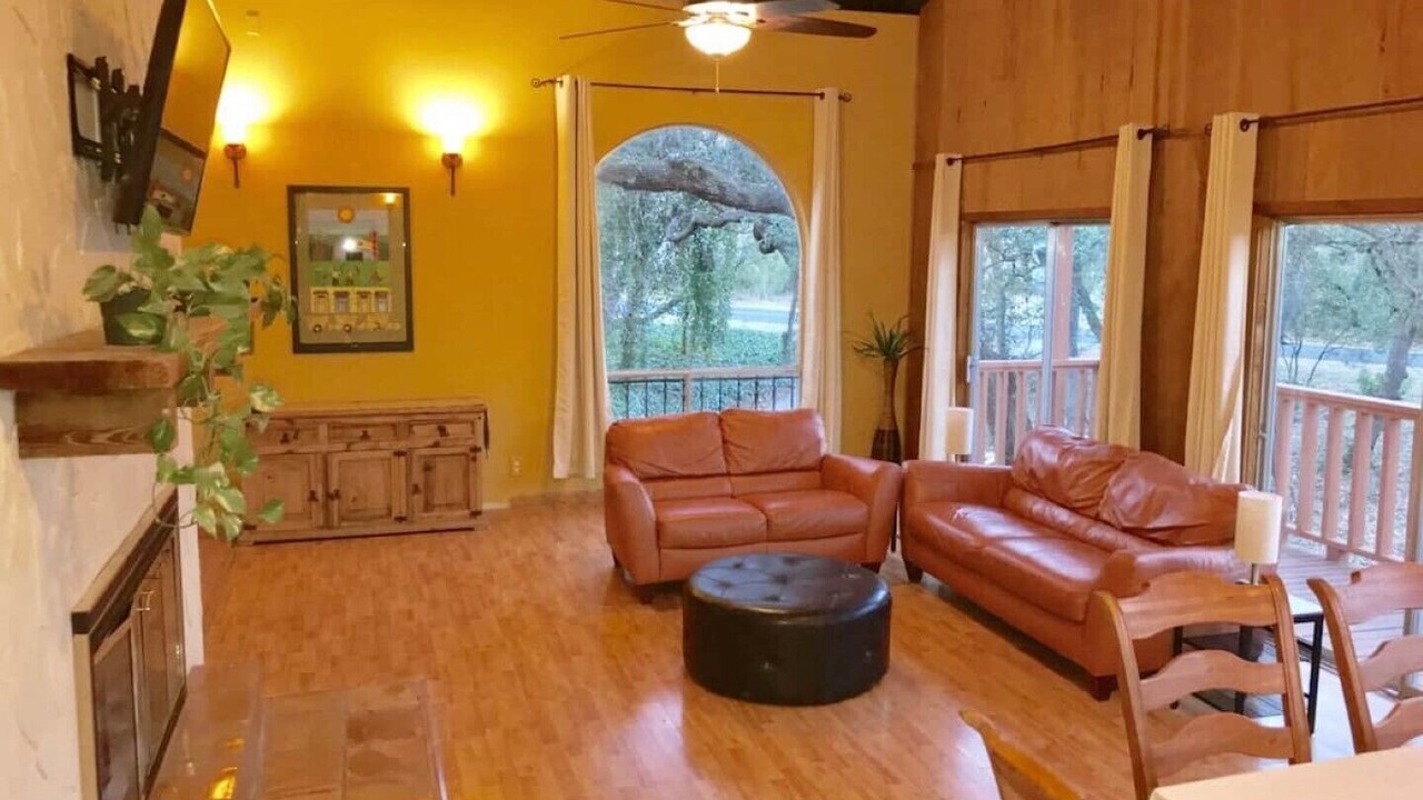 Photo of Livingroom in Helotes