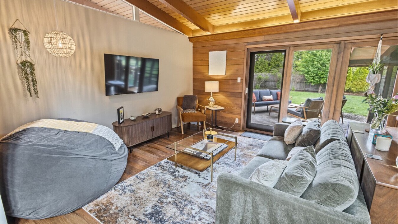 Photo of Livingroom in Champaign
