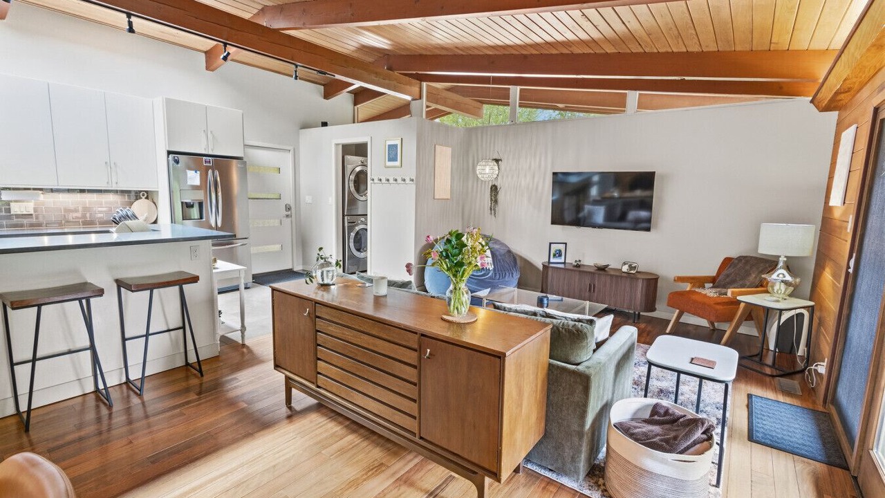 Photo of Livingroom in Champaign