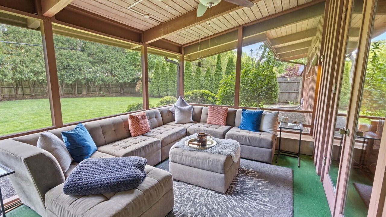 Photo of Livingroom in Champaign