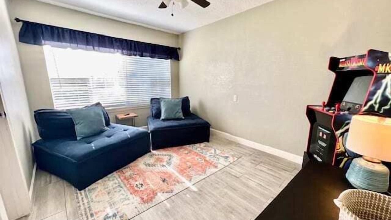 Photo of Livingroom in Bay Front To La Porte