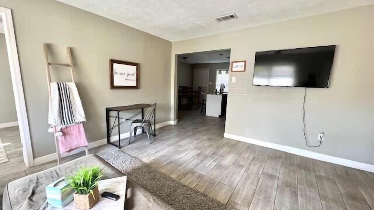 Photo of Livingroom in Bay Front To La Porte