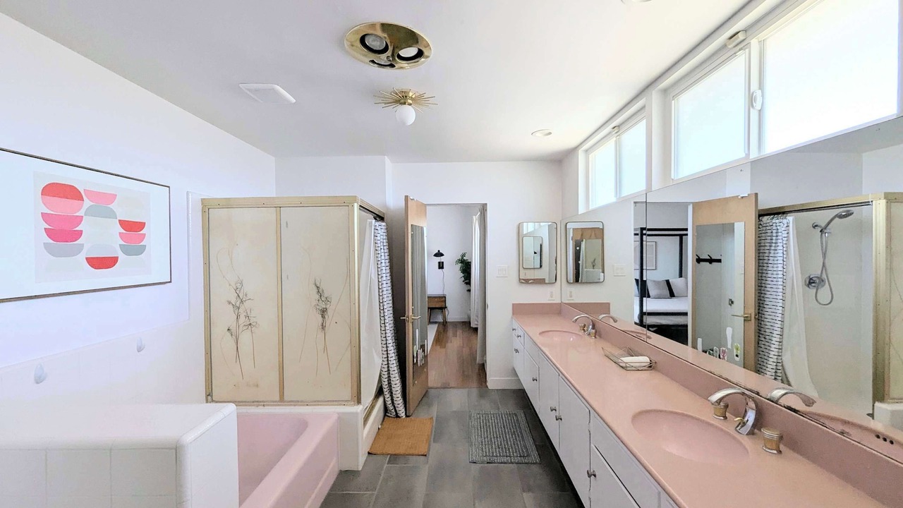Photo of Bathroom in Ladera Heights