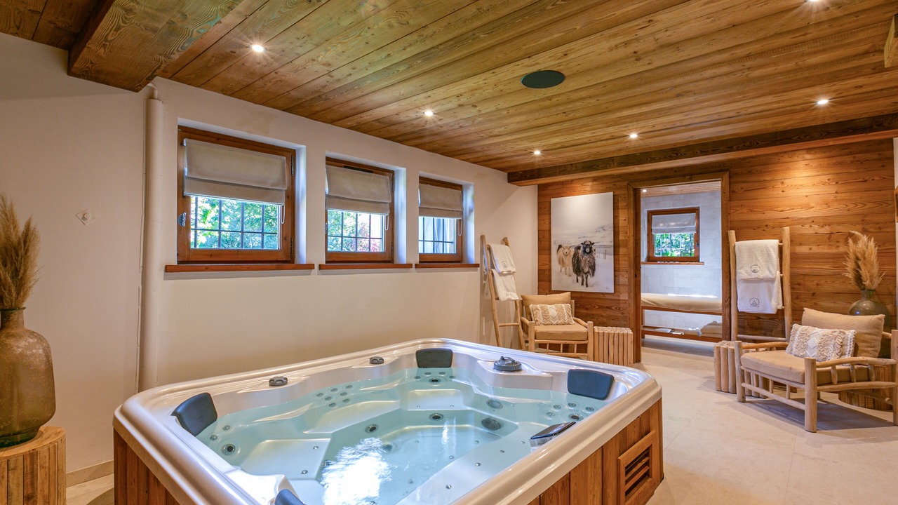 Photo of Others in Demi-Quartier