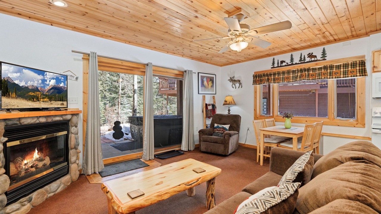 Photo of Livingroom in Fall River Estates