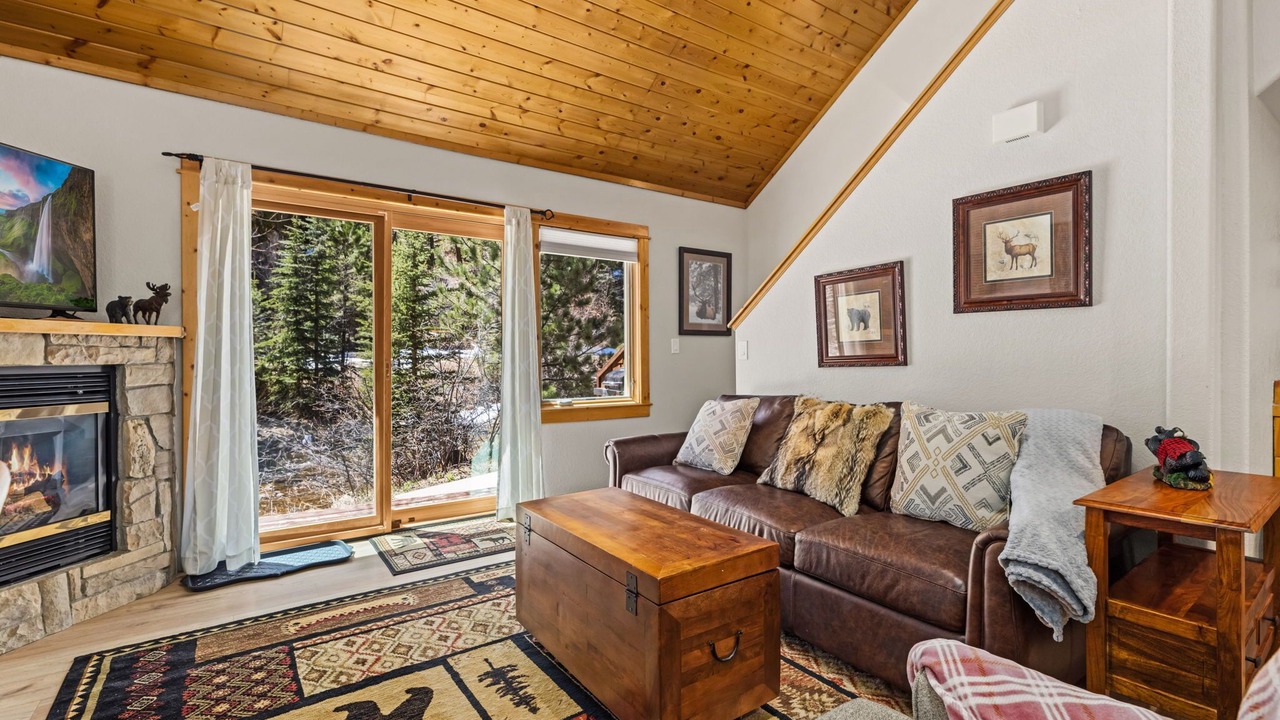 Photo of Livingroom in Fall River Estates