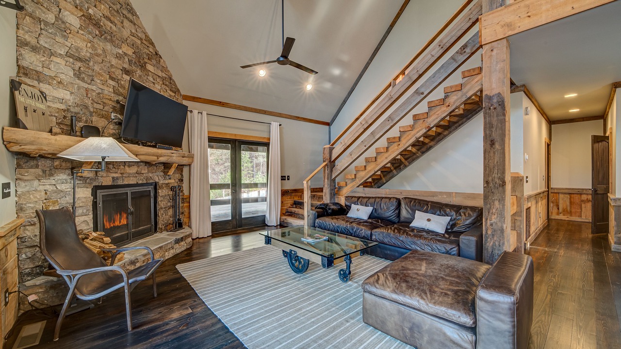 Photo of Livingroom in Cherry Log