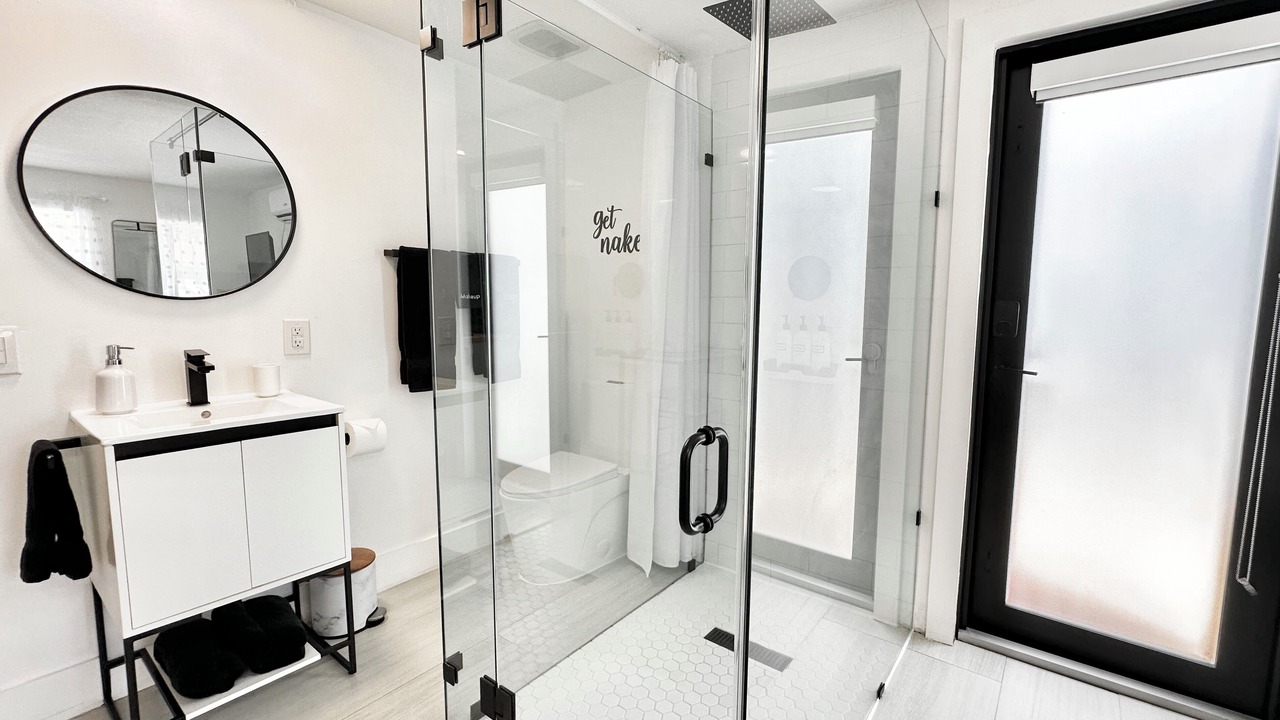Photo of Bathroom in El Portal