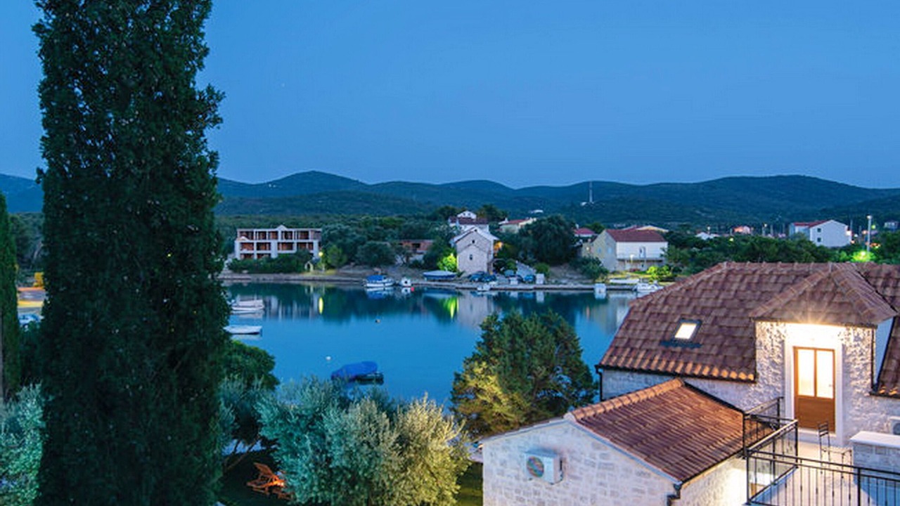 Photo of Others in Loviste