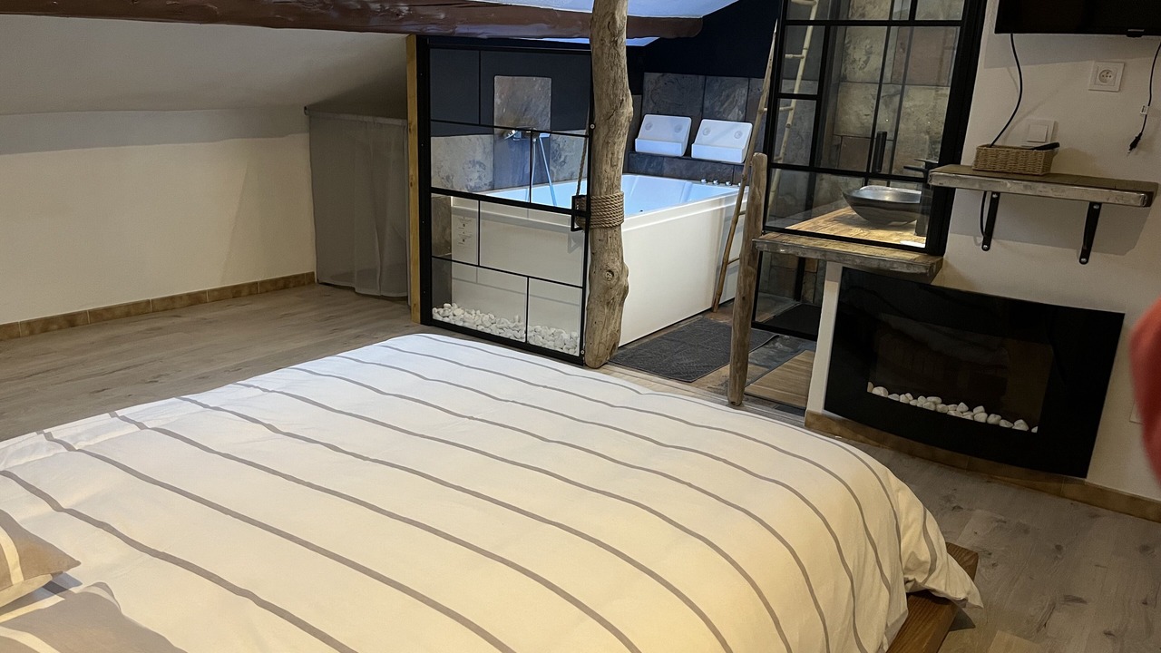 Photo of Bedroom in Entraigues-sur-la-Sorgue