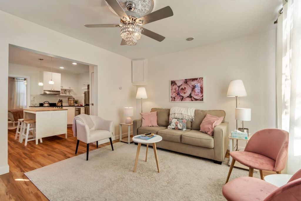 Photo of Livingroom in People's Freeway