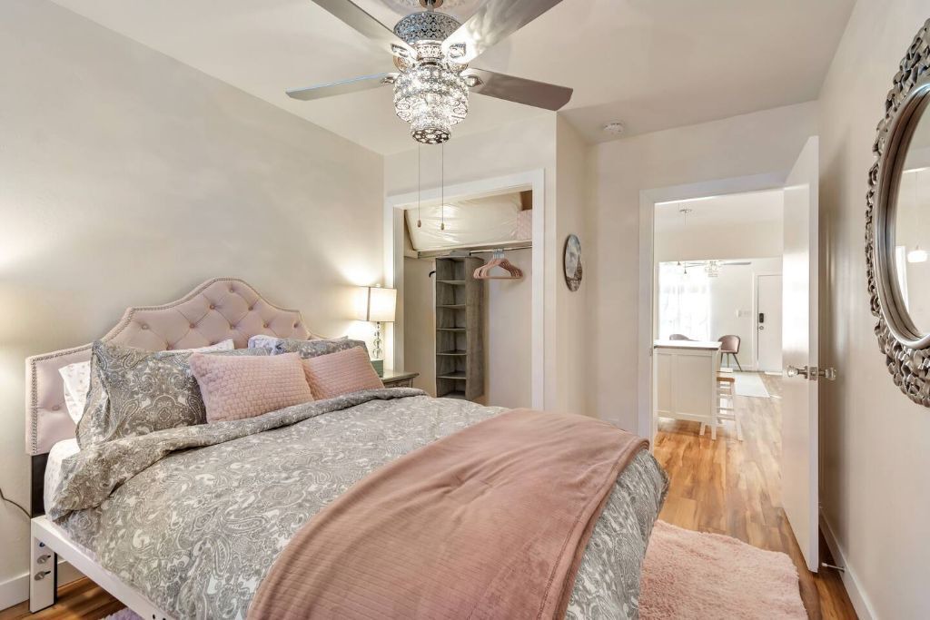 Photo of Bedroom in People's Freeway
