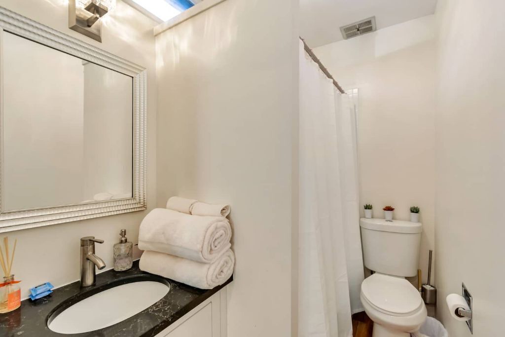 Photo of Bathroom in People's Freeway